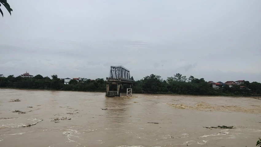 Phong Chau Bridge collapse due to Typhoon 3 impact -20240906